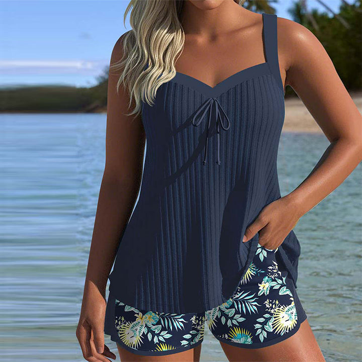 Carla – Traje de Baño de Rayas con Short de Playa